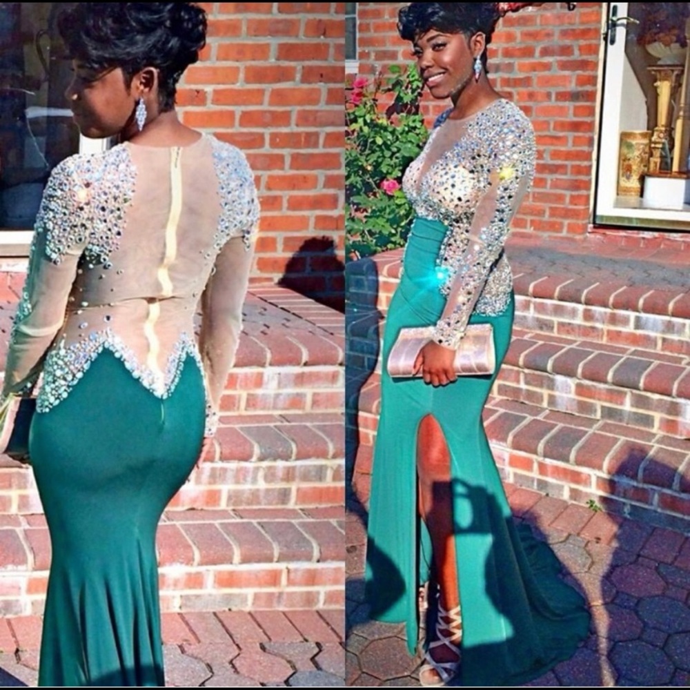 Such a extravagant dresss I want to sell it